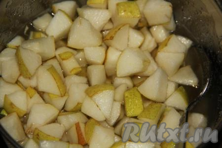 За это время груши дадут сок, а сахар растворится.