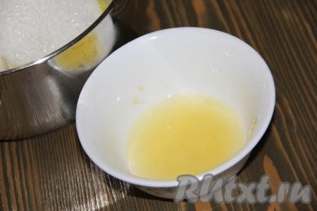 Затем выдавить сок лимона и добавить в кастрюлю.