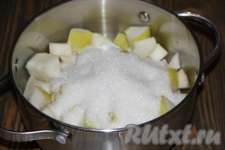 Кусочки груш выложить в кастрюлю, засыпать сахаром.