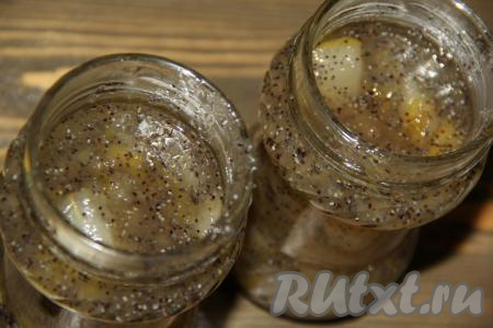 Предварительно простерилизовать банки и прокипятить крышки. Горячее варенье разложить по подготовленным баночкам.