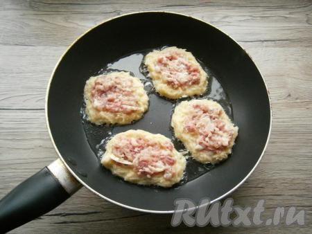 Сковороду разогреть с растительным маслом. Выкладывать картофельную массу столовой ложкой в виде оладий. На оладьях разместить по столовой ложке подготовленного фарша.