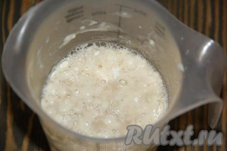 Для начала сделаем опару, для этого в тёплую воду нужно всыпать дрожжи и 1 столовую ложку муки, перемешать и оставить в тепле минут на 15 (на поверхности появится "шапочка"). Замес теста можно сделать руками или в хлебопечке. 