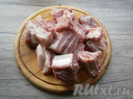 Свиные ребрышки вымыть, обсушить и нарезать на части. Морковку, лук и чеснок очистить.
