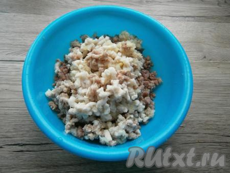 Далее мясо отжать от жидкости и перекрутить его на мясорубке вместе с салом и луком.