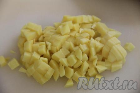 После того как грибы проварятся 35 минут, добавить в кастрюлю очищенную картошку, нарезанную на небольшие кубки, довести грибной суп до кипения, уменьшить огонь, варить 15 минут.