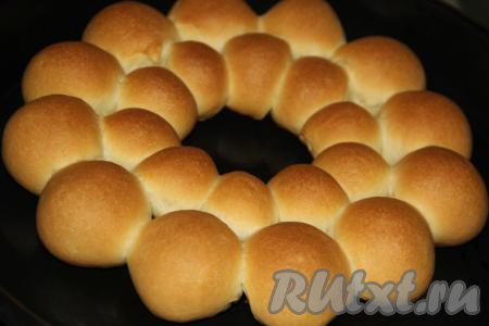 Я несколько раз повернула форму в духовке, цвет веночка получился равномерным и красивым.