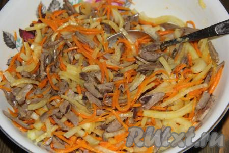 Салат из куриных сердечек с морковью и маринованным луком посолить и хорошо перемешать.