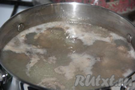 Куриные сердечки полностью залить холодной водой, поставить на огонь и после закипания воды варить в течение 20 минут на небольшом огне, затем откинуть на дуршлаг и остудить.