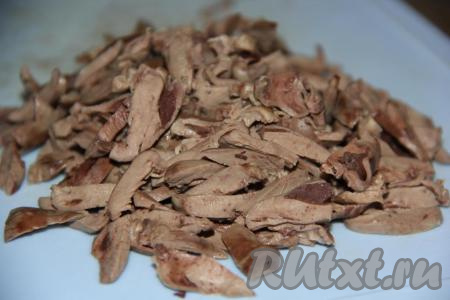Вареные куриные сердечки нарезать на тонкие брусочки.