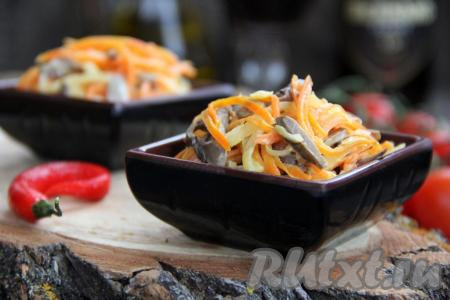 Подать яркий, вкусный салат из куриных сердечек с маринованным луком в пиалках или большом салатнике. Отличное блюдо, попробуйте!