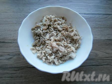 Мясо куриное отварить в подсоленной воде до готовности (30-40 минут), остудить и нарезать кусочками.