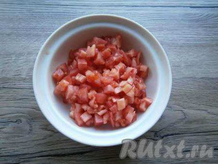 Помидоры нарезать маленькими кубиками.
