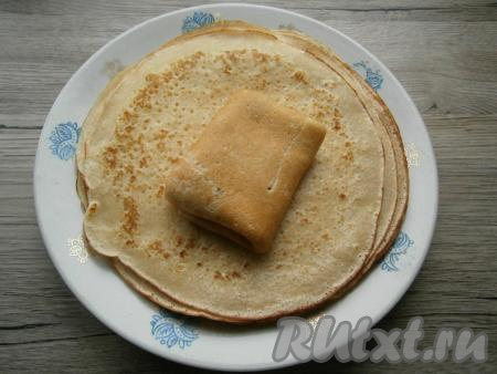 Свернуть каждый блин с грибами конвертиком.