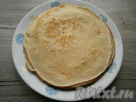 Жарить блины на среднем огне до румяности с двух сторон. Для выпечки первого блина сковороду смазать растительным маслом, остальные - жарить на сухой сковороде.