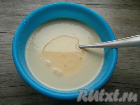 Влить в тесто растительное масло, перемешать.