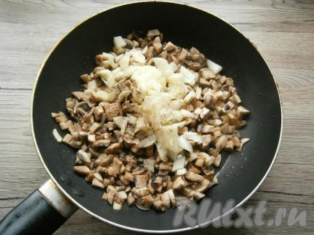 Прежде всего готовим начинку, для этого шампиньоны нужно нарезать небольшими кусочками (свежие лесные грибы нужно предварительно перебрать, вымыть, отварить до готовности - в течение 35-40 минут), поместить в сковороду, разогретую с растительным маслом. Добавить мелко нарезанный очищенный репчатый лук, соль и черный молотый перец.