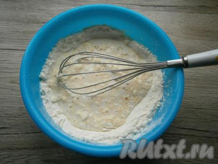 Смешать молоко и воду, смесь вливать частями в муку, венчиком замешивая тесто. 