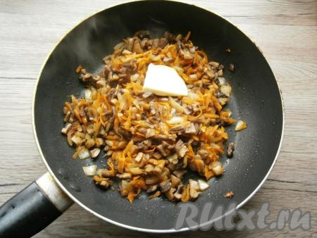 Обжаривать все вместе, периодически перемешивая, еще минут 7-8. В конце добавить кусочек сливочного масла. Дать маслу растопиться, перемешать и выключить газ. Грибную начинку остудить.