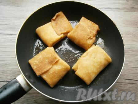 Далее блины обжарить на сливочном масле до румяности с двух сторон.