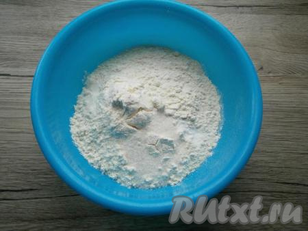 Для приготовления блинов в муку всыпать соль, соду и сахар.