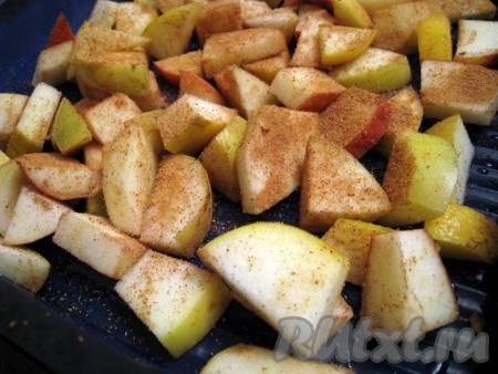 Яблоки порежьте кусочками, положите в форму (лучше силиконовую, которую не надо смазывать) и посыпьте корицей.