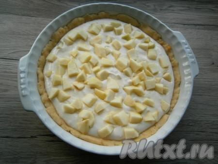 Заполнить тесто в форме творожной начинкой, сверху разместить кусочки очищенных от кожуры и семян яблок.