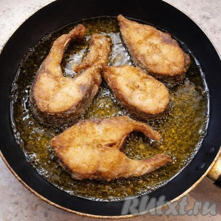 В сковороде разогреть растительное масло, выложить стейки из толстолобика. Жарить на среднем огне до румяности с двух сторон. Если куски рыбы очень крупные, прикрывайте сковороду крышкой, чтобы рыбка хорошо пропарилась внутри.