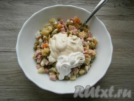 Салат "Оливье" посолить по вкусу, перемешать, добавить майонез и сметану. 