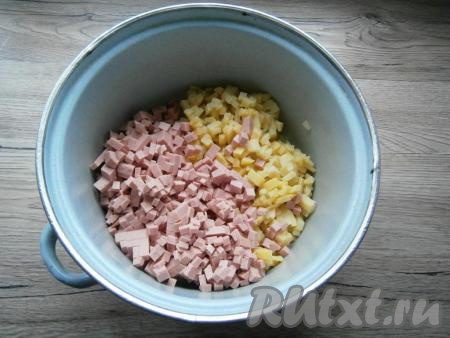 Маленькими кубиками нарезать вареную колбасу и очищенный картофель. Чем мельче будет нарезка продуктов - тем вкуснее получится ваш салат "Оливье".