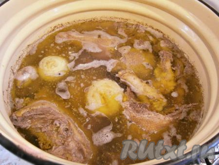 Мясо полностью залить водой, поставить кастрюлю на огонь. Довести до кипения, тщательно убрать пену. Бульон посолить по вкусу, поместить в него очищенный лук. Далее варить холодец из курицы и свинины около 4 часов на слабом огне под прикрытой крышкой (если в процессе варки вода выкипит и мясо будет покрыто водой не полностью, то долейте воду). Через  2-3 часа с начала варки, лук из бульона удалить, добавить в него черный и душистый перец горошком.