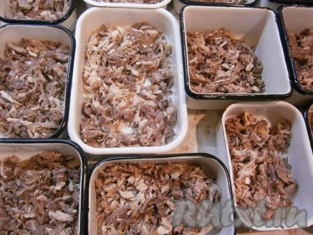 Разложить мясо по судочкам или мискам, заполняя их на 1/3 или половину объема.