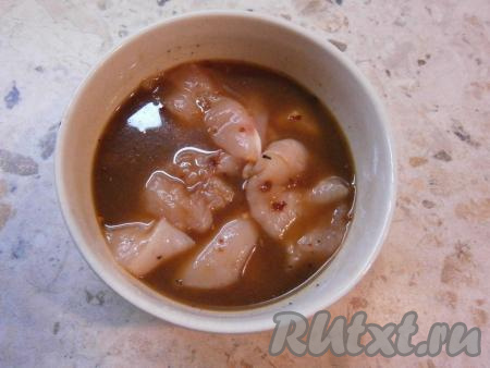 Кусочки курицы поместить в маринад и оставить для маринования на 1 час в прохладном месте.