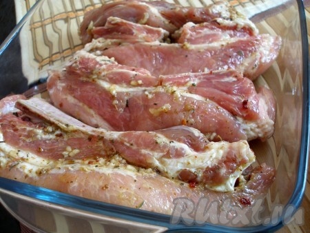 Уложить свиные ребрышки в форму для выпечки или на противень и запечь в разогретой духовке при температуре 200 градусов в течение 1 часа.
