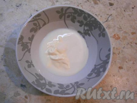 Приготовить заправку: смешать молоко, майонез и кефир.