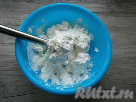 Взбить творожную массу погружным блендером до нужного вам состояния. У меня не любят слишком однородную консистенцию, я взбивала около 2 минут.