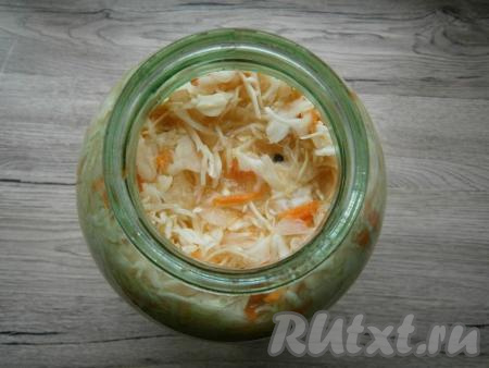 Капусту следует так уплотнить, чтобы на поверхности появился капустный сок.