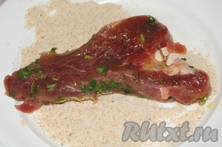 Приступая к жарке мяса, насыпать в тарелку панировочные сухари и в них обвалять мясо со всех сторон.