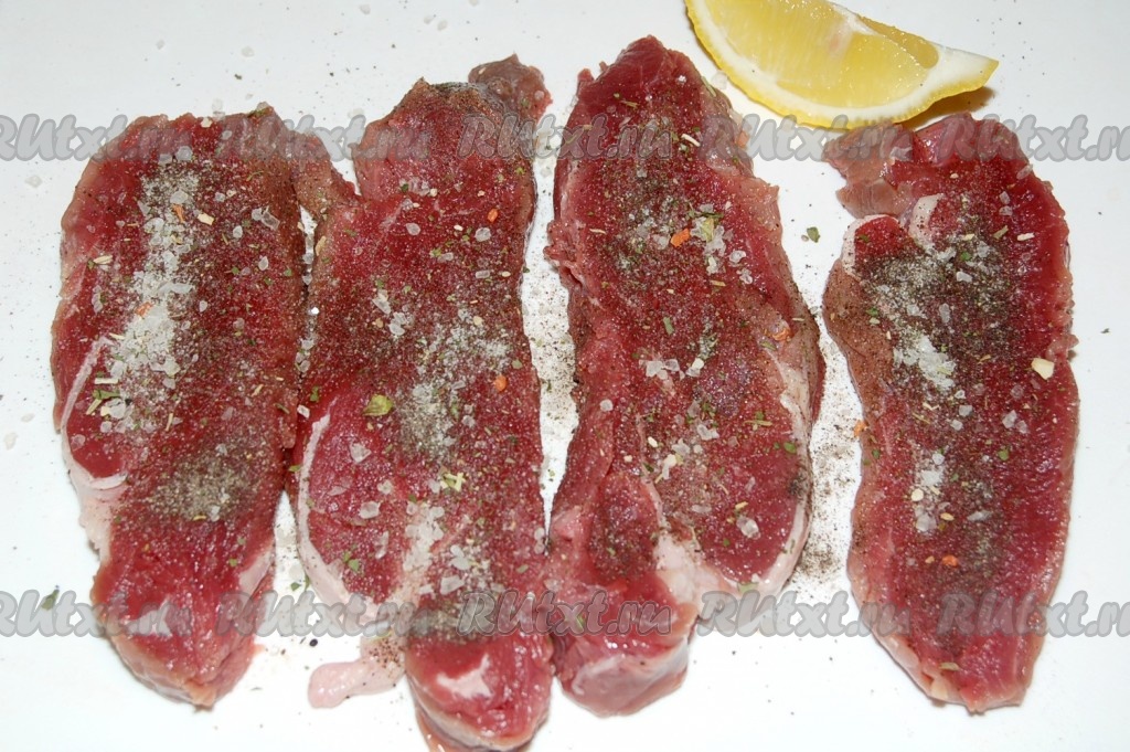 Почему мясо пенится. Мясо по аргентински. При жарке говядины выделяется пена. При жарке мяса выделяется много жидкости. Выделение белка на мясе при жарке.