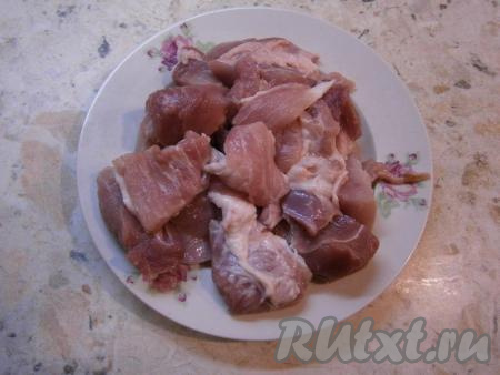 Свинину нарезать средними кусочками.