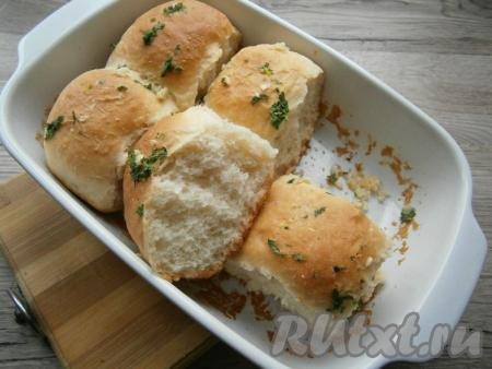 Дать им полностью остыть и можно подавать к борщу. Выпечка очень вкусная и пышная!