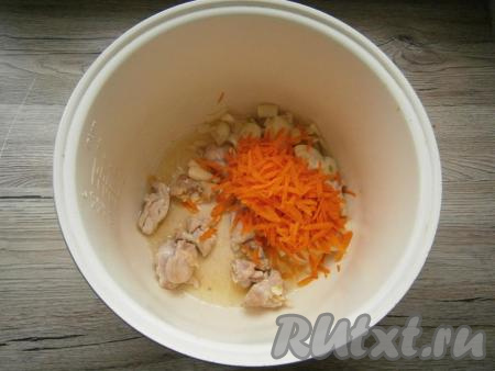 Лук, морковь, чеснок и картофель очистить. Растительное масло налить в чашу мультиварки, выложить кусочки куриного мяса, выставить режим "Выпечка" на 20 минут. Обжаривать курицу, помешивая, в течение 10 минут, после чего добавить натертую на крупной терке морковь и нарезанный репчатый лук.