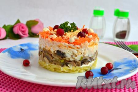 Слоеный салат с шампиньонами и сыром