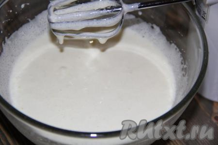 Взбить яйца с сахаром с помощью миксера. Масса должна стать светлой и пышной. Затем влить растительное масло и взбить до однородности.