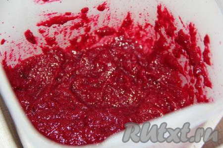 С помощью погружного блендера пробить мякоть свеклы в пюре.
