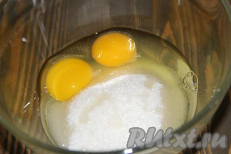 Соединить яйца с сахаром.