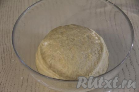 Перемешать содержимое миски и начать небольшими порциями подсыпать просеянную муку. Сначала замешивать дрожжевое тесто столовой ложкой, а когда оно станет очень вязким, перейти на замес руками. Вымешивать тесто руками не менее 7 минут. Итоговое тесто должно слегка липнуть к рукам. Возможно, муки вам понадобится чуть больше или меньше, чем указано в ингредиентах, ведь качество муки, размер яиц, жирность молока могут быть разными, поэтому я советую подсыпать муку частями, каждый раз хорошо вмешивая её, контролируя консистенцию теста.