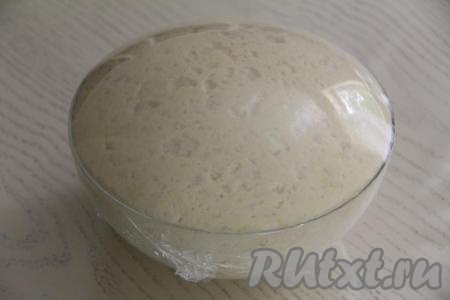 Миску с замешанным сдобным дрожжевым тестом накрыть плёнкой (или полотенцем) и убрать в тёплое место на 1,5-2 часа. Тесто хорошо поднимется, увеличившись в объёме почти в 3 раза.