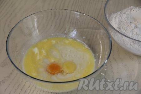 Тёплое молоко влить в миску, всыпать 1 столовую ложку сахара и все дрожжи, перемешать и оставить на 15 минут в тёплом месте (за это время на поверхности опары появится пышная шапка). Молоко не должно быть горячим, его температура не должна превышать 40 градусов, потому что в горячем молоке дрожжи могут погибнуть, а значит тесто не поднимется.&nbsp;Сливочное масло растопить и слегка остудить. Не горячее сливочное масло влить в миску с запенившейся молочно-дрожжевой смесью, вбить сюда же сырые яйца, всыпать соль и оставшийся сахар.