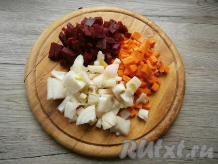 Свеклу, лук, картофель, чеснок и морковь очистить. Морковку, лук и свеклу нарезать небольшими кубиками.