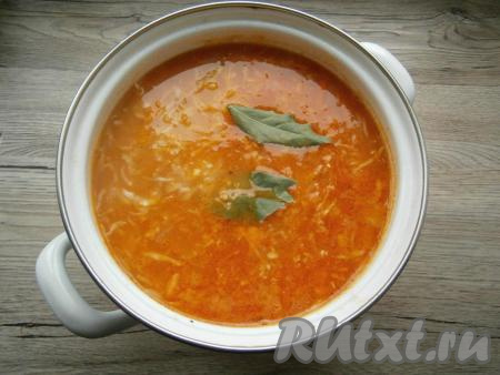 Когда суп с квашеной капустой проварится минут 10, выложить в кастрюлю овощи со сковороды, добавить сахар и лавровые листья, перемешать. Варить капустняк на небольшом огне дальше около 5 минут, затем снять с огня, накрыть кастрюлю крышкой, оставить блюдо на 10 минут. 